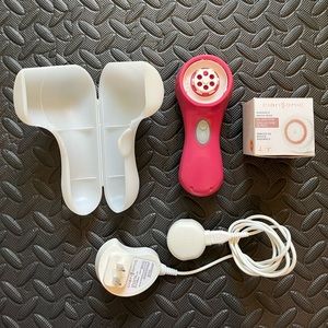 Clarisonic Mia 2 w charger, case and 2 new brush heads